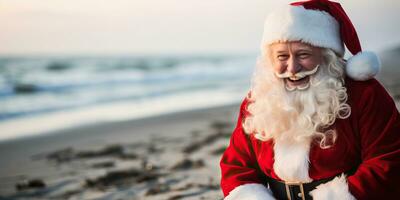 Porträt von lächelnd Santa claus auf das Strand beim Weihnachten Zeit. ai generiert. foto