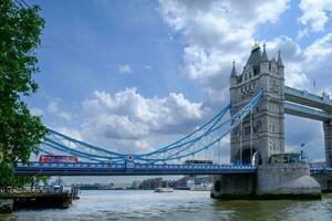 ikonisch Turm Brücke verbinden London mit Southwark auf das Themse Fluss foto