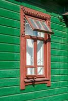 Fenster mit dekorativ Elemente auf ein alt hölzern oder Backstein Gebäude foto