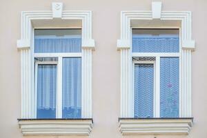 Fenster mit dekorativ Elemente auf ein alt hölzern oder Backstein Gebäude foto