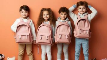 ein Foto von süß wenig Kinder mit Rucksäcke auf Farbe Hintergrund. zurück zu Schule Tag Konzept generativ ai
