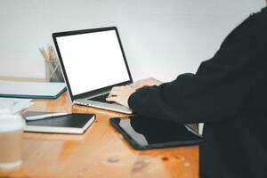 Nahansicht zurück Aussicht von ein Geschäft Frau Arbeiten im das Büro tippen, suchen beim das Bildschirm. Büro Arbeiter mit ein Notizbuch Computer. foto