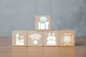 iot Internet von Dinge, hölzern Würfel Block mit Internet von Dinge Symbol mit Kopieren Raum, Digital Transformation, modern Technologie Konzept. foto