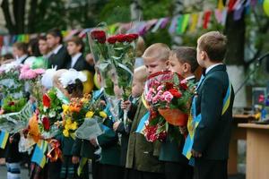 ukraine, kiev 2008- Kinder beginnen nach der Ankündigung des neuen Schuljahres in die Schule zu wechseln foto