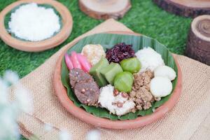 jenang Madura ist ein typisch indonesisch Essen Das besteht von schwarz klebrig Reis, Haferbrei Mark, jenang grendul und rot Perlen Das wurden gegeben Palme Zucker und Kokosnuss Milch foto