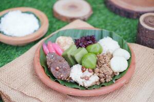 jenang Madura ist ein typisch indonesisch Essen Das besteht von schwarz klebrig Reis, Haferbrei Mark, jenang grendul und rot Perlen Das wurden gegeben Palme Zucker und Kokosnuss Milch foto