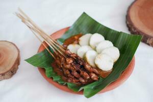 Hähnchen Satay auf ein Weiß Teller mit Erdnuss Soße foto