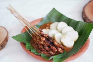 Hähnchen Satay auf ein Weiß Teller mit Erdnuss Soße foto