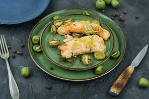 gebacken Lachs Filets mit Mini Kiwi. foto