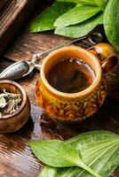 Kräuter- Tee auf hölzern Hintergrund foto