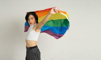 Bild von asiatisch Fröhlich Mann halten ein Regenbogen Flagge selbstbewusst posieren auf ein Weiß Hintergrund foto