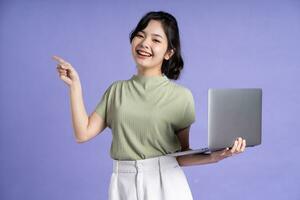 Porträt von schön asiatisch Frau posieren auf lila Hintergrund foto