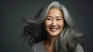 schön Altern reifen asiatisch Frau mit lange grau Haar und glücklich lächelnd berühren Gesicht. Schönheit und Kosmetika Hautpflege Werbung Konzept. generativ ai foto