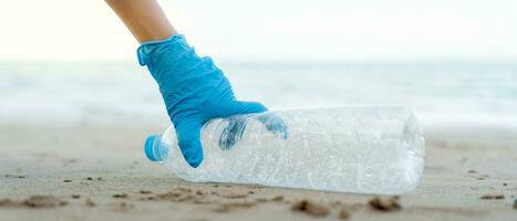 Wasser sparen. Freiwillige sammeln Müll am Strand und Plastikflaschen sind schwer zu zersetzen, um Schäden am Wasserleben zu verhindern. erde, umwelt, planeten ergrünen, erderwärmung reduzieren, welt retten foto