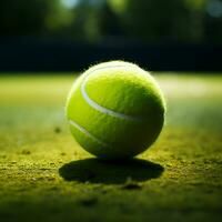 das Spiel ist auf wie das Tennis Ball springt auf Grün zum Sozial Medien Post Größe ai generiert foto