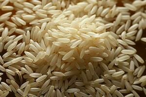 Reis Körner beiläufig übersät auf das Tischplatte zum ein rustikal bewirken ai generiert foto