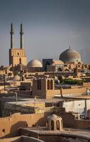 Dächer der Innenstadt von Moschee und Landschaftsansicht der Altstadt von Yazd im Iran foto