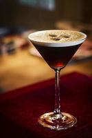 Espresso-Kaffee-Martini-Cocktail-Getränk in der Bar nachts? foto