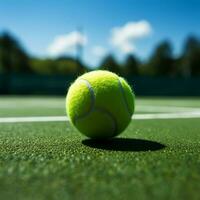 spielerisch Spiel entfaltet sich auf ein Grün Tennis Gericht mit ein Ball zum Sozial Medien Post Größe ai generiert foto