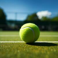 Spiel auf das Grün Gericht mit ein beschwingt Tennis Ball zum Sozial Medien Post Größe ai generiert foto