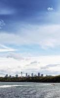zentrale sydney city cbd urban skyline in australien aus dem wasser, das von der männlichen fähre genommen wurde foto