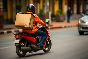 Essen Lieferung Mann Tragen Paket Box durch Motorrad. foto