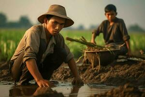 indonesisch Mann Arbeit beim Reis Feld ai generativ foto