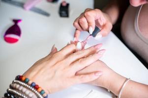 Nageldekorationen mit speziellem UV-Gel foto