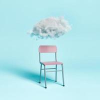 Wolke schwebt über dem Stuhl