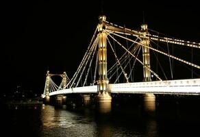 albert Brücke im London durch Nacht foto