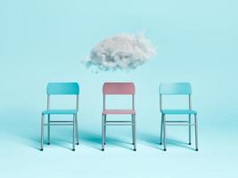 Stühle, von denen einer hervorsteht und eine Wolke oben drauf foto