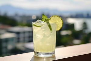 Limeade Sprudel mit Alkohol und Limette Garnierung beim schick Dach Bar, ai generativ foto