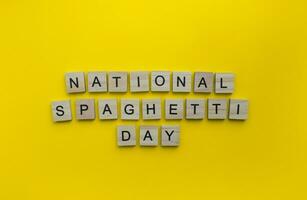Januar 4, National Spaghetti Tag, minimalistisch Banner mit das Inschrift im hölzern Briefe foto