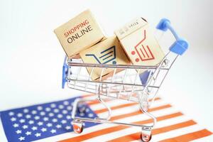 online-shopping, einkaufswagenbox auf der flagge der usa amerika, import export, finanzhandel. foto