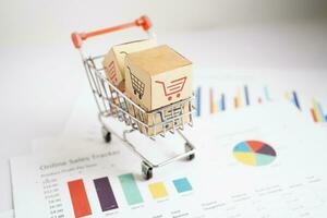 online-shopping, einkaufswagenbox auf geschäftsgrafik, import export, finanzhandel. foto