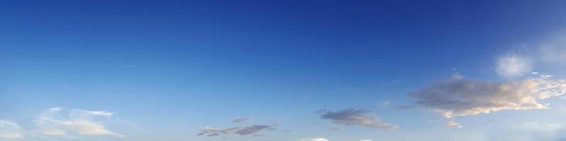 leuchtender Farbpanoramahimmel mit Wolke an einem sonnigen Tag. foto