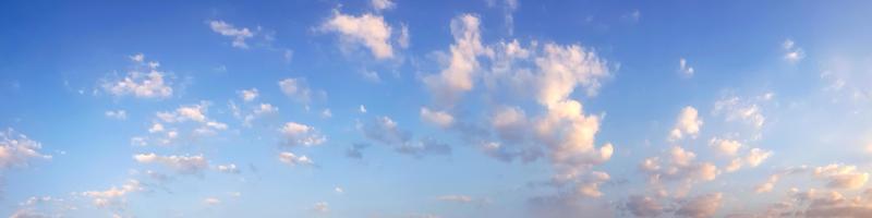 leuchtender Farbpanoramahimmel mit Wolke an einem sonnigen Tag. foto