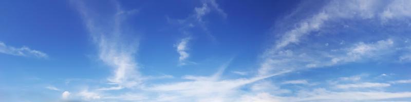 Panoramahimmel mit Wolke an einem sonnigen Tag. foto