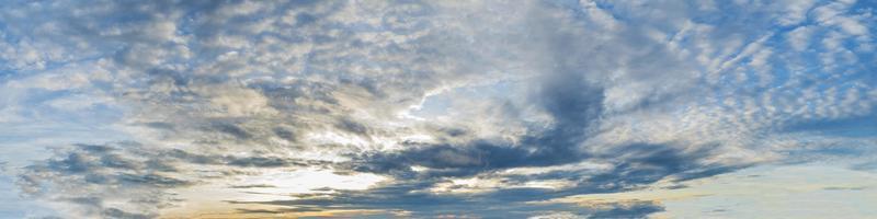 Panoramahimmel mit Wolke an einem bewölkten Tag. foto