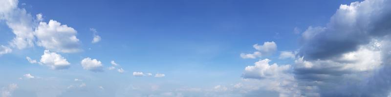 Panoramahimmel mit Wolke an einem sonnigen Tag. foto