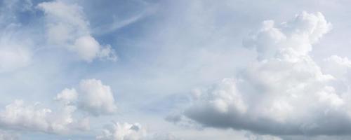 Panoramahimmel mit Wolke an einem sonnigen Tag. foto