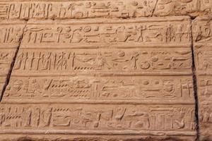 Säulen mit Hieroglyphen im Karnak-Tempel in Luxor, Ägypten. Reisen