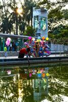 ein Hausierer Junge abspielen mit Wasser draußen das Zoo im Rajshahi. 3d Kunstwerk foto