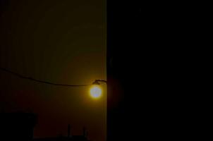 im das Abend Zeit das Sonne Dämmerung mit ein Straße Lampe irgendwo im Bangladesch. 3d Kunstwerk foto