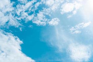 Kopienraum minimales Konzept des blauen Himmels des Sommers und der weißen Wolke. foto