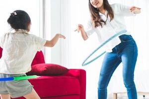 Mutter und Tochter Hula Hooping foto