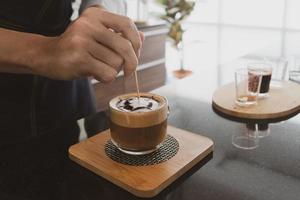 Barista macht Latte Art im Café foto