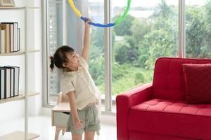 kleines Mädchen spielt mit einem Hula-Hoop foto