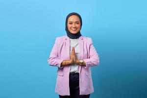 Porträt der lächelnden asiatischen Frau Kundenbetreuung über blauem Hintergrund foto