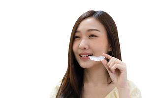 Frau zeigt Retainer, nachdem sie eine Zahnspange bekommen hat